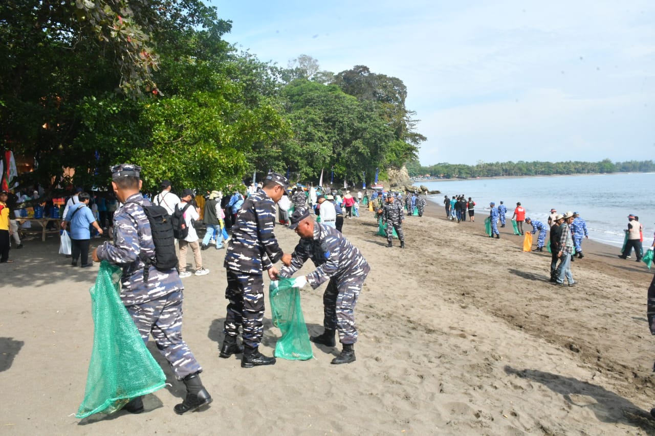 Pangkalan TNI Angkatan Laut Bandung Gelar Bersih-Bersih Pantai Dalam ...